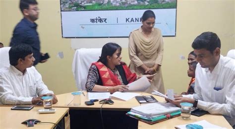 Collector Got The Son Of The Woman Who Came For Public Darshan Treated कलेक्टर ने जनदर्शन में