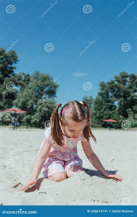 Petite Fille Mignonne Sur La Plage Petite Fille Jouant Dans Le Sable