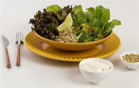 Receita De Salada De Folhas Verdes E Molho De Iogurte Comida E Receitas