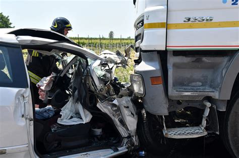 Schiacciato Con L Auto Sotto Un Camion Foto M Argnani