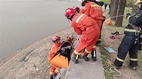 男子河边散步不慎踩空坠落河滩，消防用担架救援上岸凤凰网视频凤凰网