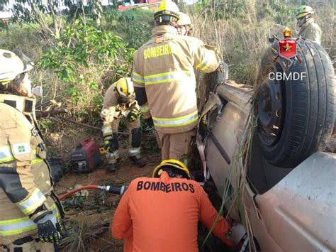 Carros capotam na BR 070 e condutor morre preso às ferragens