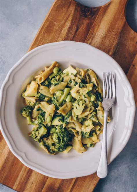 Vegetarisk pastaret med broccoli squash karrypasta og kokosmælk