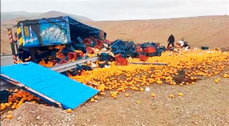 Arequipa Cami N De Naranjas Se Despista Y Deja Las Frutas Regadas El