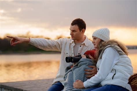 Familia De Plano Medio Pasando El Rato En Un Embarcadero Foto Premium