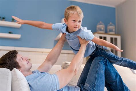 Adorable Fils Jouant Avec Son Père Photo Gratuite