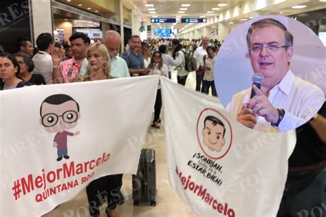 Cerca de 60 personas reciben Marcelo Ebrard en el aeropuerto de Cancún