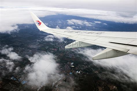 Photo De Laile Gauche Vue Dans Le Cockpit A Des Nuages Et Du Sol Num Ro