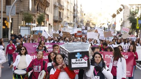 Las Enfermeras De Catalu A Mantienen La Huelga A La Espera De Su