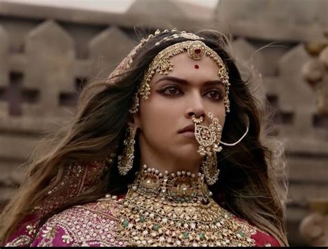 Deepika Padukone as Queen Padmavati in Padmavat (2018) : r/BollywoodFashion