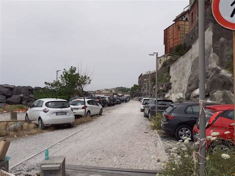 Torre Del Greco Sosta Selvaggia Sulla Passeggiata Porto Scala