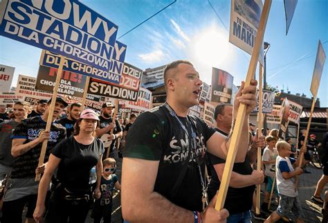 Czarna manifestacja kibiców Ruchu Chorzów Fani niebieskich chcą nowego