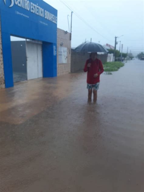 Chuva forte causa transtornos em vários bairros de Oeiras Vídeo