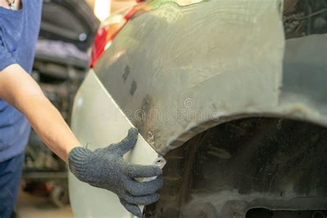 Mecánico De Coche En El Servicio Del Coche Que Repara Abolladuras En La