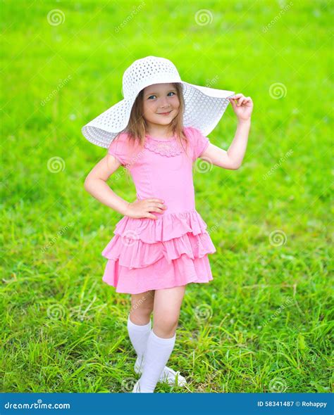 Ritratto Della Bambina In Cappello Di Paglia E Del Vestito Sull Erba