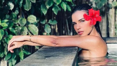 Fazendo Topless Mariana Rios Esbanja Beleza Natural Na Piscina