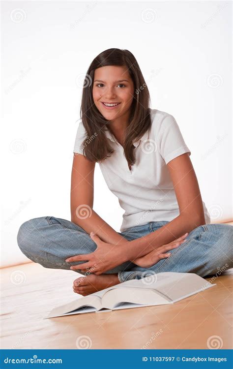 Adolescent Heureux S Asseyant Avec Le Livre Image Stock Image Du