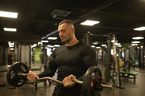 Hombre Musculoso Trabajando En El Gimnasio Haciendo Ejercicios Con