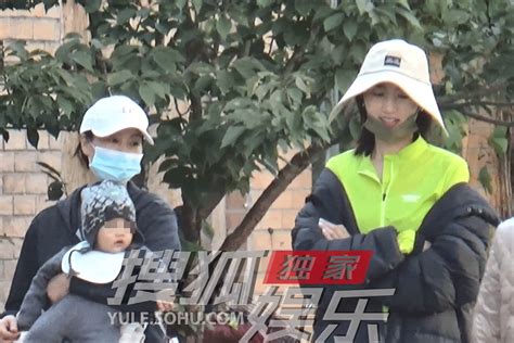 独家：李亚鹏老婆海哈金喜遛娃 身材恢复气色红润 搜狐大视野 搜狐新闻