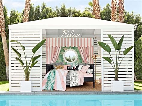 À beira da piscina esta cabana tipo she shed decorada por Emily