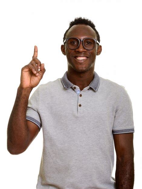 Joven Feliz Hombre Africano Negro Sonriendo Mientras Apunta El Dedo