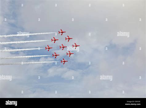 Flechas Rojas Vuelan Fotograf As E Im Genes De Alta Resoluci N Alamy