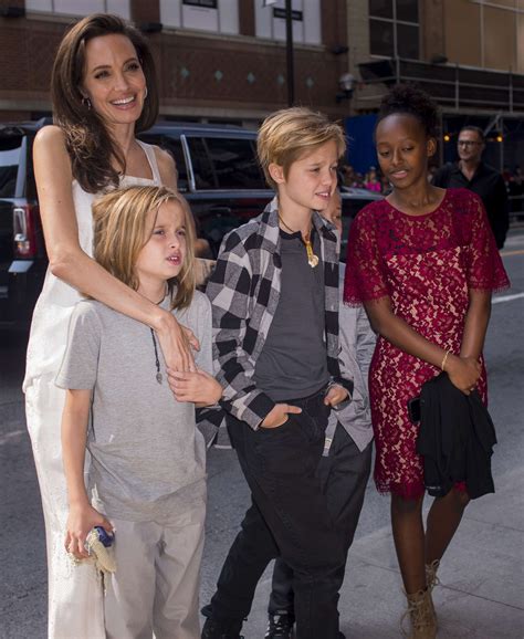 Angelina Jolie Et Ses Enfants Sur Tapis Rouge