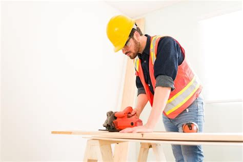 Jeune Entrepreneur Professionnel Utilisant Une Machine De D Coupe Pour