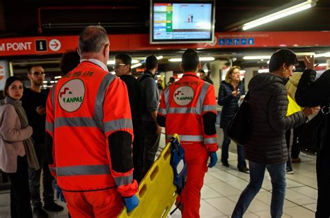 Milano Passeggera Accusa Un Malore Metropolitana Verde Sospesa Per