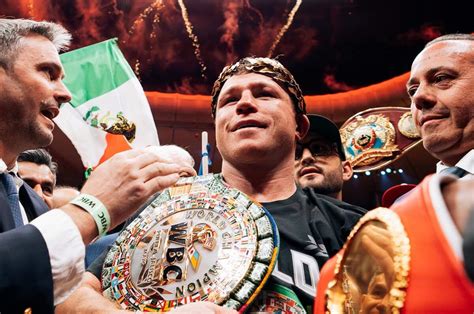 Canelo Álvarez recibe galardón como boxeador del 2023