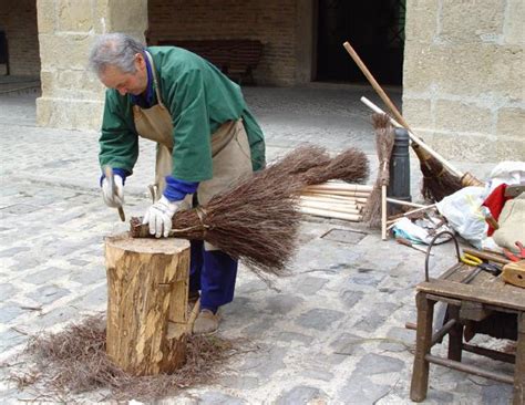 Artesano Haciendo Escobas De Brezo Puente La Reina Navarra