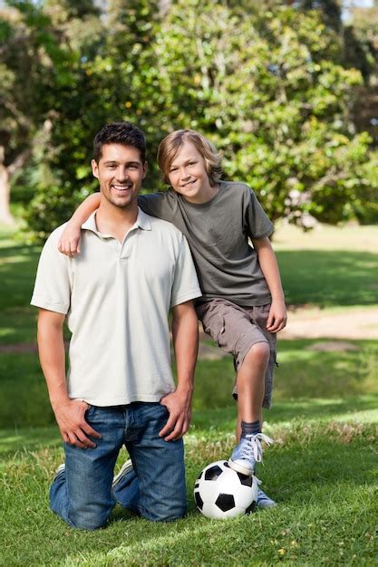 Padre Y Su Hijo En El Parque Foto Premium