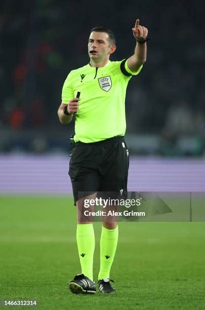 Michael Oliver Referee Photos and Premium High Res Pictures - Getty Images