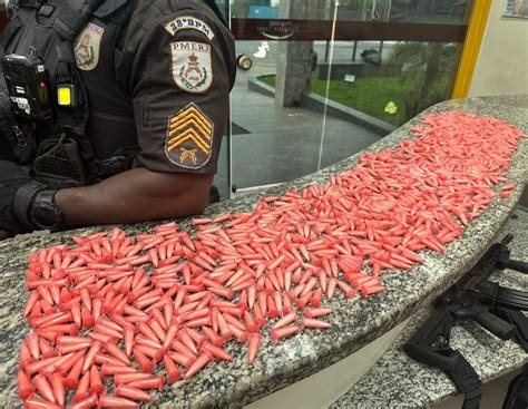 PM apreende quase mil pinos de cocaína no Vista Alegre em Barra Mansa