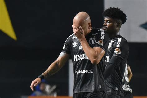 Maicon deixa o campo chorando e vira dúvida no Santos