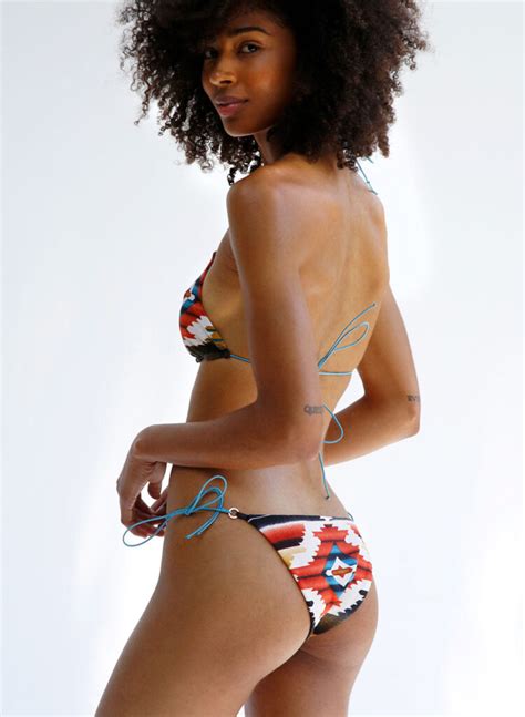 6 Hot Sexy Eve Moon Bikini Pics