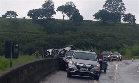 Uma pessoa morre e outras três ficaram feridas em acidente na Rodovia