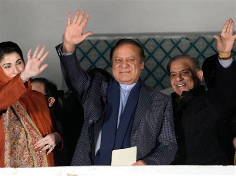 Nawaz Sharif Tells Crowds In Lahore He Will Seek To Form A Coalition