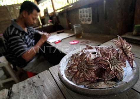 KESULITAN BAHAN BAKU ANTARA Foto