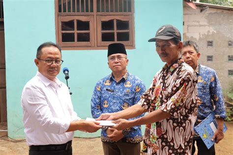 Pj Wali Kota Bekasi R Gani Muhammad Serahkan Bantuan Perbaikan