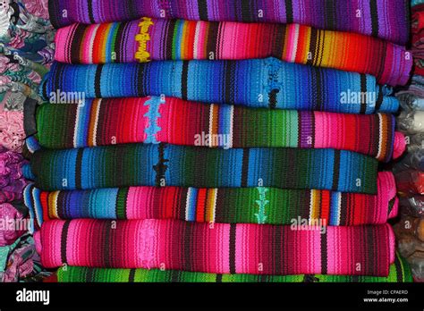 Guatemala Una Pila De Diseño Textil Brocaded Brillantes Color Típico