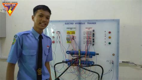 Siswa Smk Jurusan Teknik Mekatronika Sedang Praktik Elektro Hidrolik