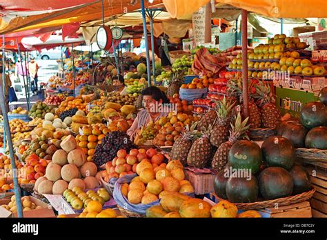 Les étals De Marché Avec Des Fruits Sur Mercado Central De Sucre