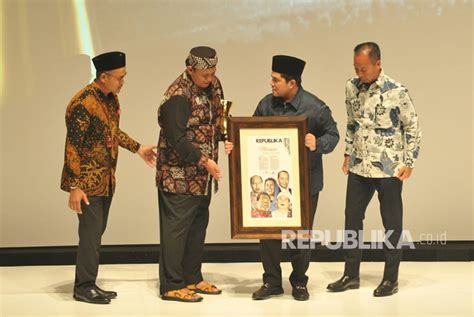 Ustaz Jazir Terima Penghargaan Tokoh Perubahan Republika Republika Online