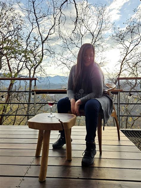 Una Latina De Años Está Sentada En La Terraza Del Bosque Tomando Una Copa De Vino Tinto