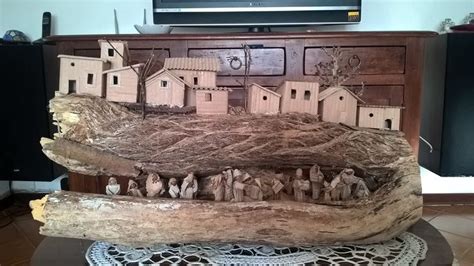 Presepe Realizzato In Un Pezzo Di Legno Da Ardere Casette E Personaggi