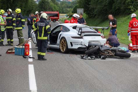 Motorrad Gegen Sportwagen Drei Teils Schwerverletzte Bei Unfall Auf