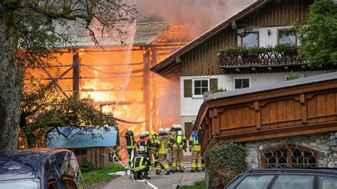 Gro Brand In Eisenberg Scheune Brennt Lichterloh Feuerwehr K Mpft Um