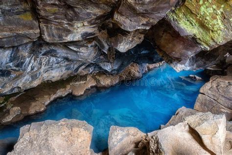 Caverna Em Islândia água Azul De Surpresa Quente De Mola Térmica