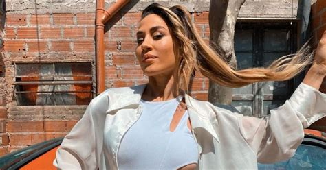 Jimena Barón posó en bikini desde Miami mientras disfrutaba de una tarde con mates al sol